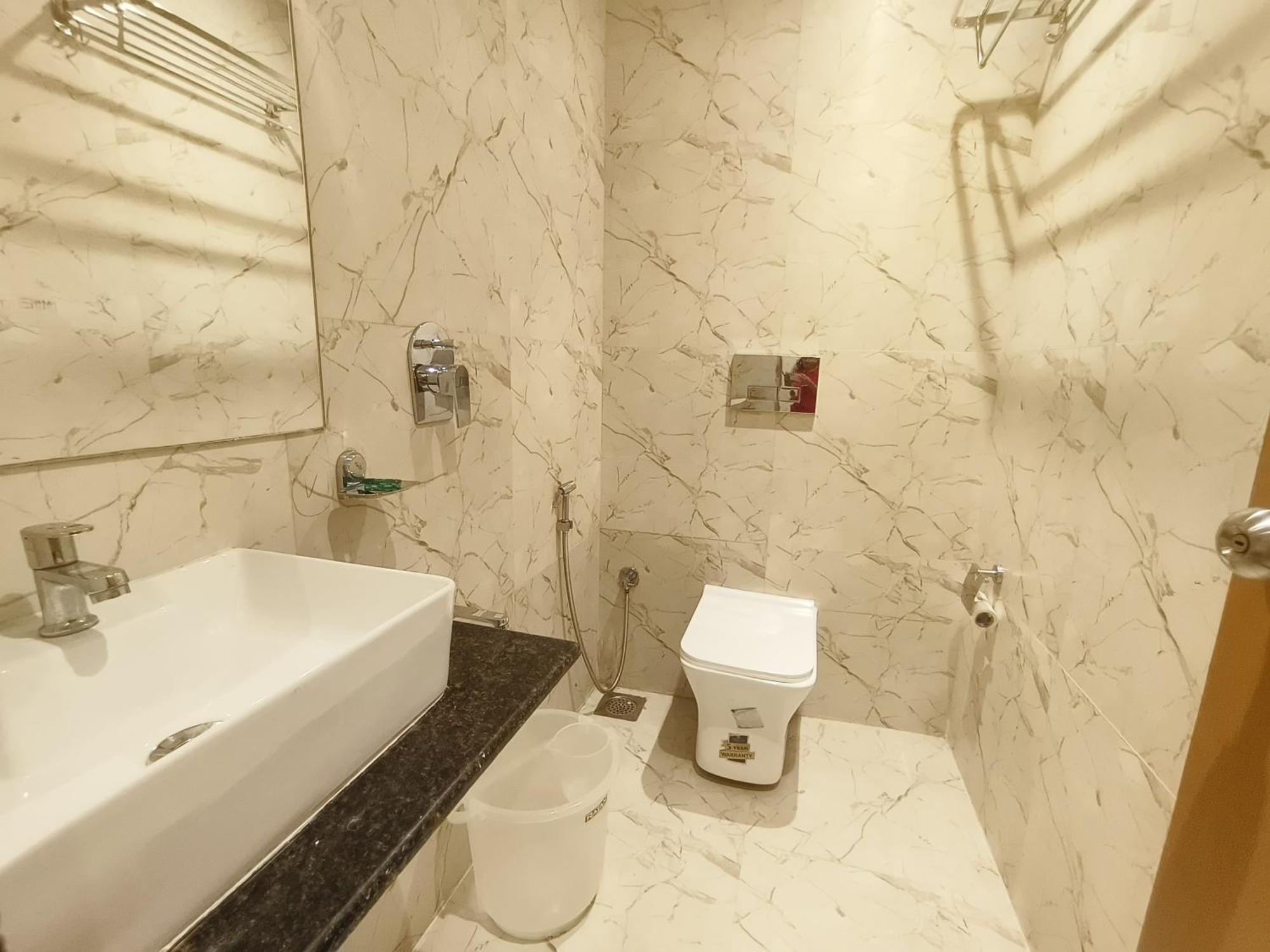Hotel Riva International Goregaon- Near Nesco ムンバイ エクステリア 写真